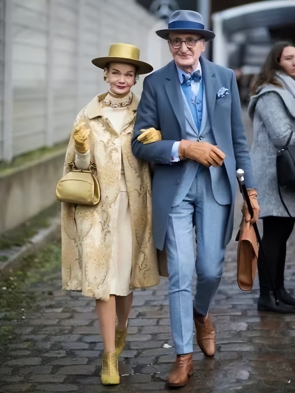 这才是巴黎奶奶“老得慢”的秘诀，裤子永远短一截，头发不乱