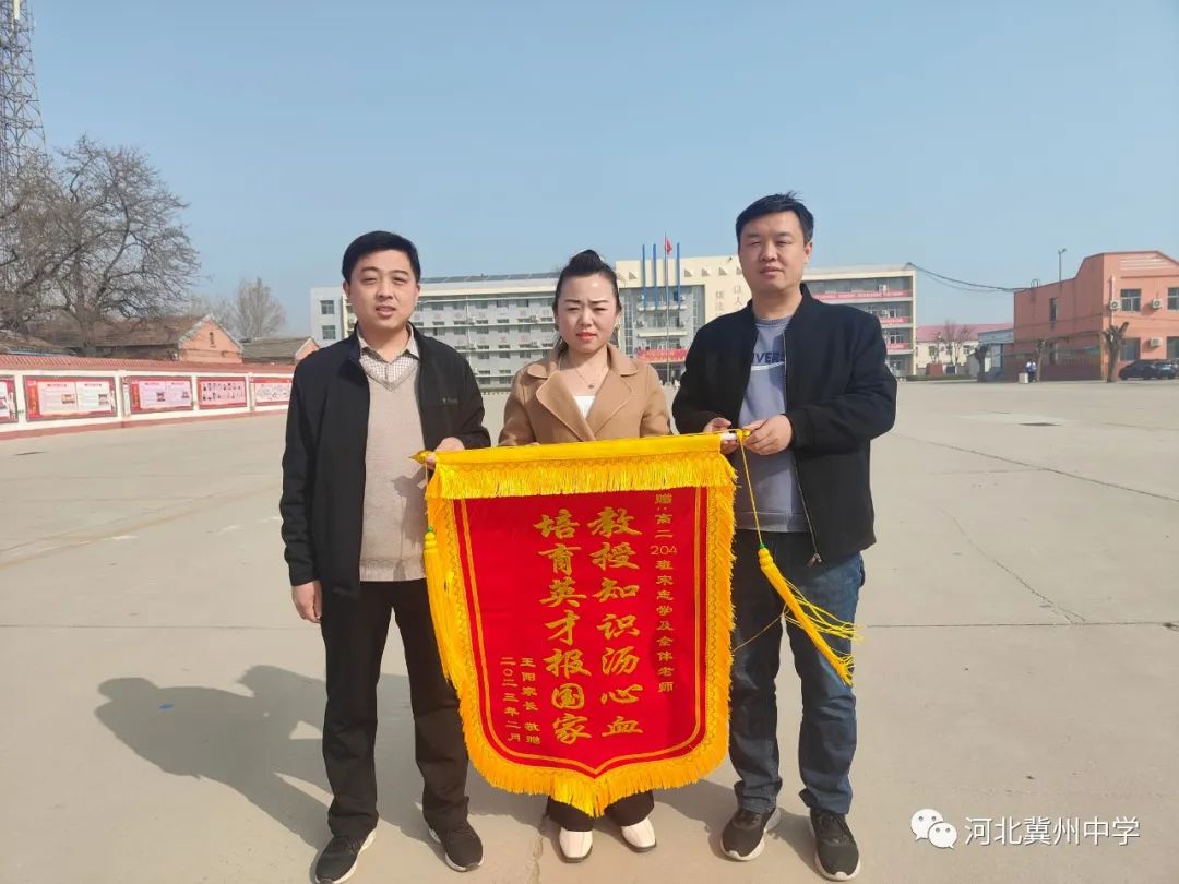 一张锦旗还是一面锦旗,锦旗沉甸甸记心间