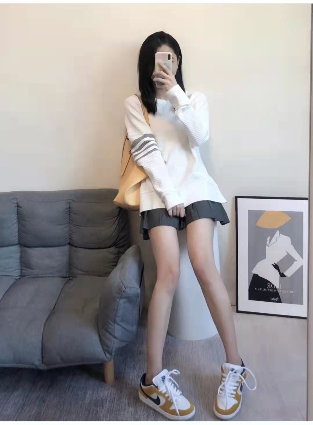 黑色卫衣和灰色百褶短裙搭配图片,灰色百褶裙搭配什么上衣好看