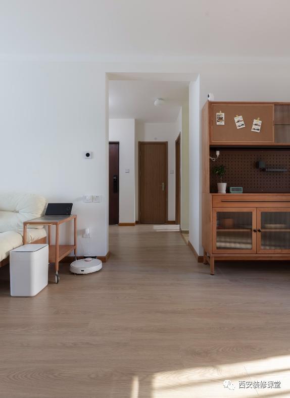 三室二厅简约大白墙原木,135平米大白墙原木风