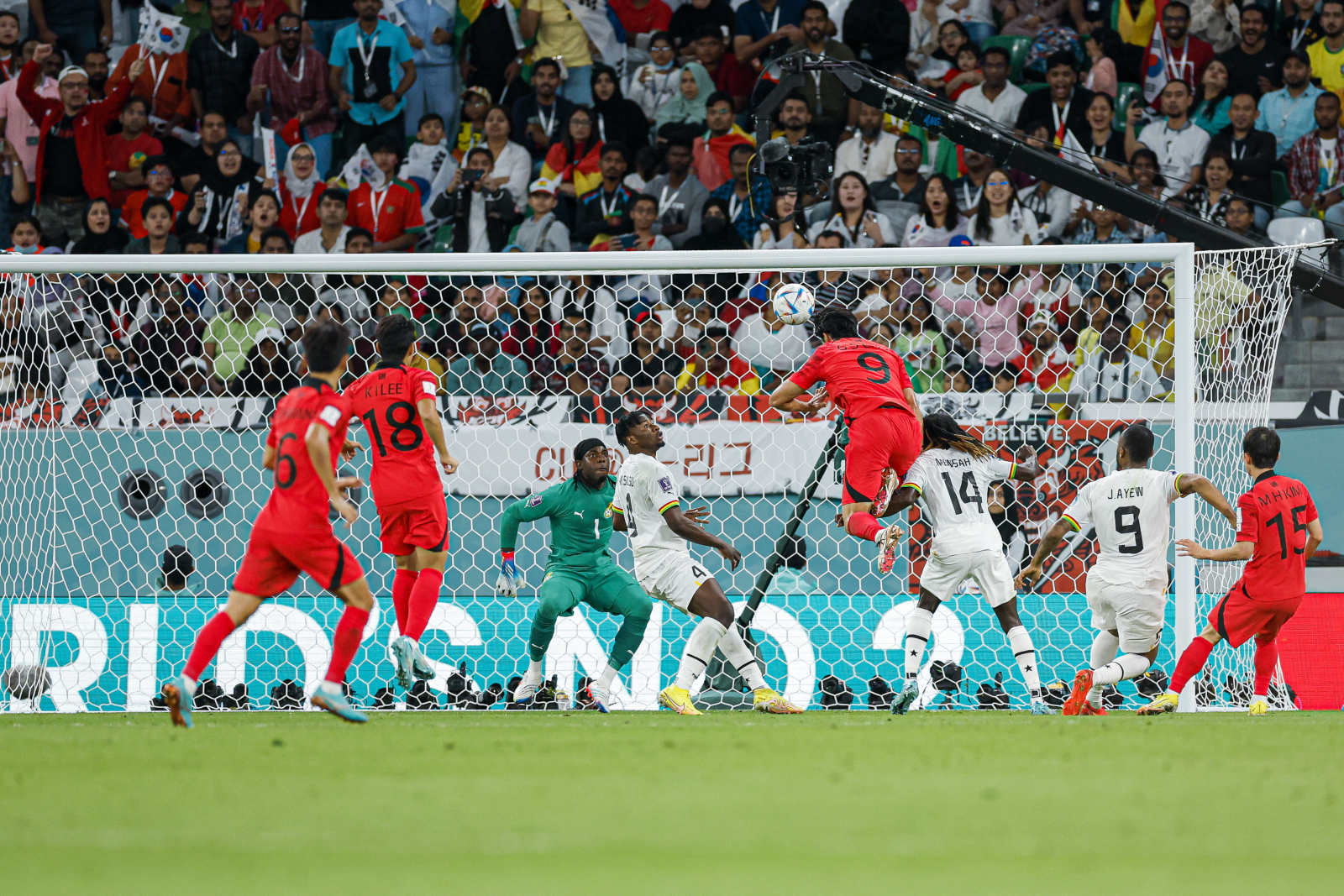 输球又输人！韩国主帅输急眼，咆哮怒骂裁判，直接染红无缘生死战