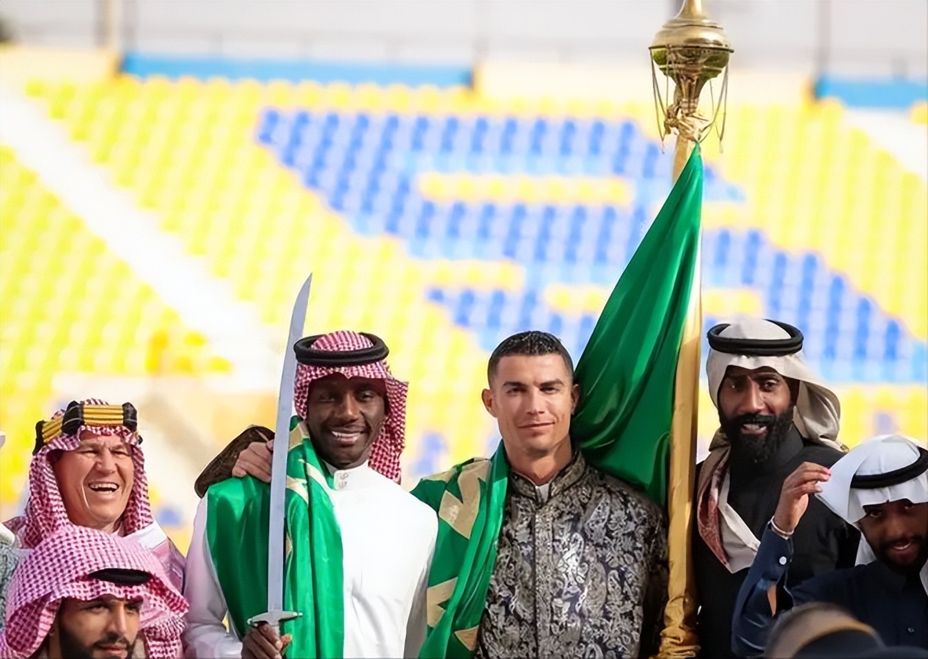 姆巴佩成为足坛收入最高球员,足坛收入姆巴佩超越梅罗