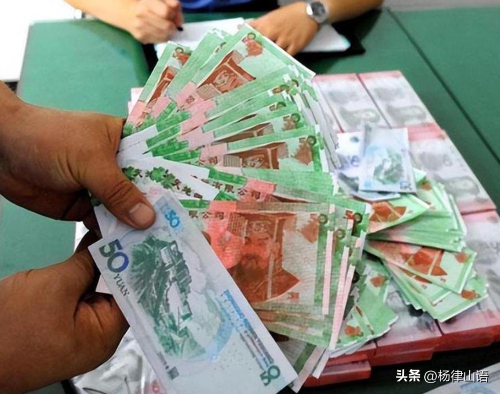 44岁男子每月5万*养包**18岁女生，发生关系后，女生数钱发现是冥币