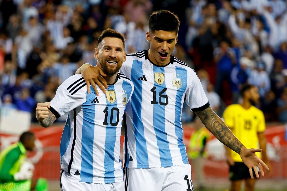 天下足球双骄c罗和梅西,c罗为什么比梅西更受欢迎