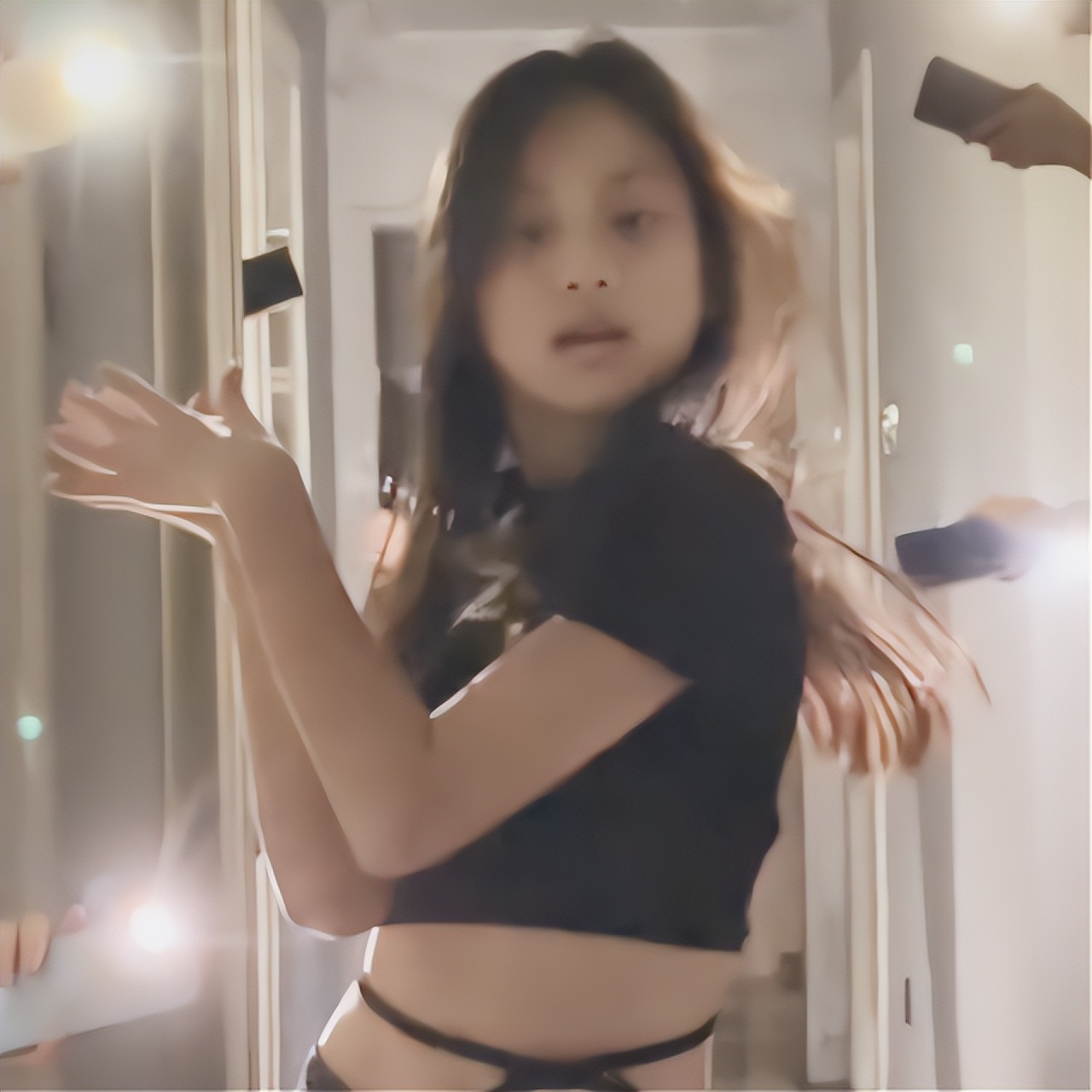 有一种尴尬叫“星二代玩性感”，*裤底**胸部全露，让明星父母都脸红