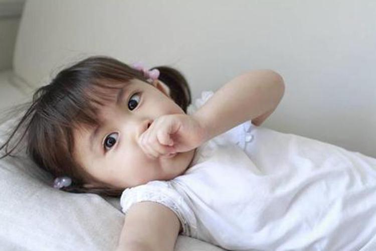 从小“咬指甲”的孩子，长大后怎么样了？一般逃不掉3种结局