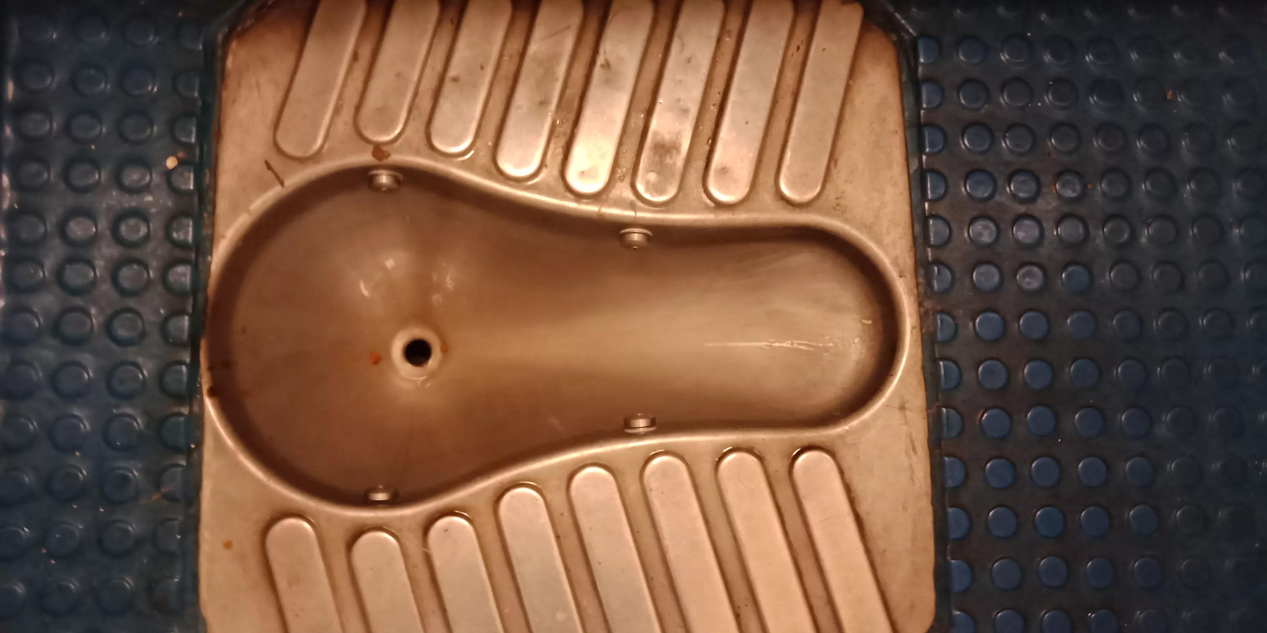 为什么火车厕所便盆洞很小,火车厕所马桶怎么是小的呢