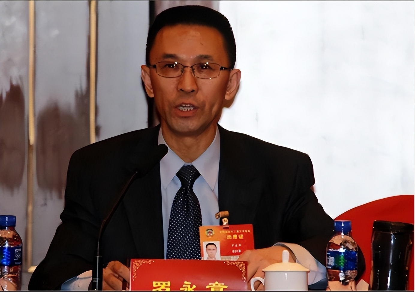 央视主持人海霞经历及婚姻家庭,海霞嫁清华教授恩爱23年视频播放