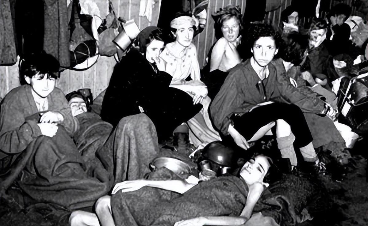 变态的纳粹德国，*光脱**犹太人女人衣服，集体*杀屠**！2