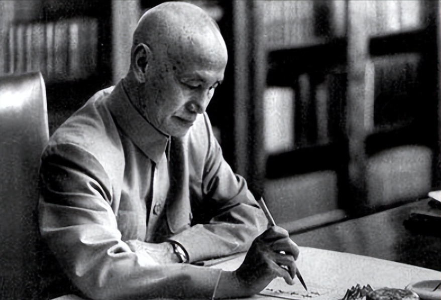 除了毛主席之外，*安门天**城楼上还挂过11个人的画像，都有谁？