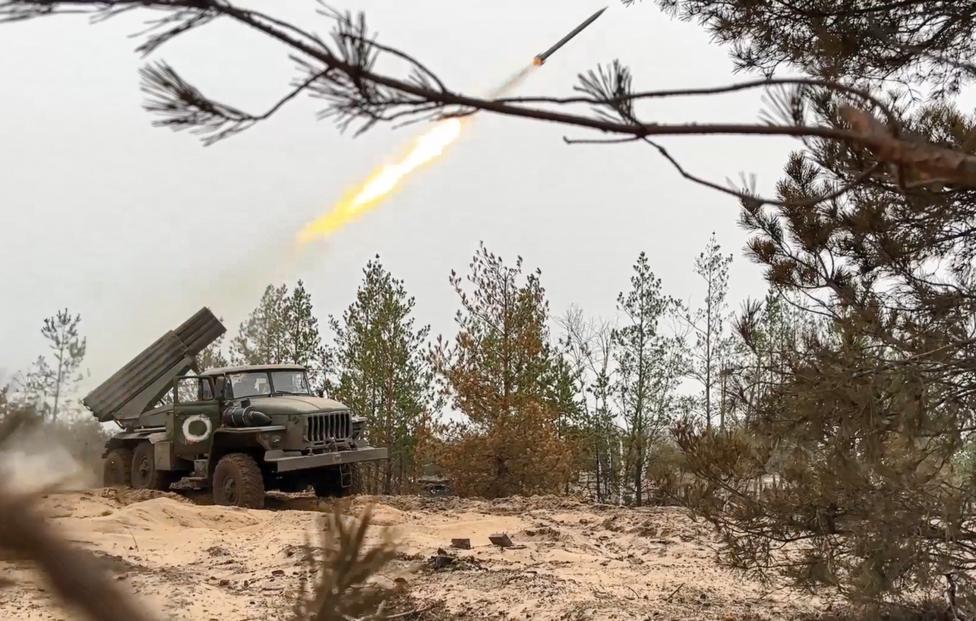俄军燃烧弹袭击巴赫穆特视频曝光,火焰风暴完整