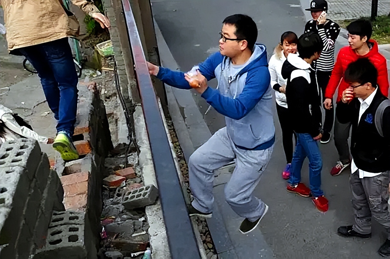 江西两名大学生翻墙出校，学校直接把他们俩开除，评论区两极分化