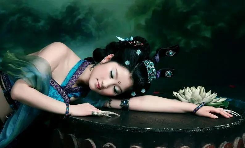 《*瓶金**梅》：*欲情**描写中的人性反思和社会批判