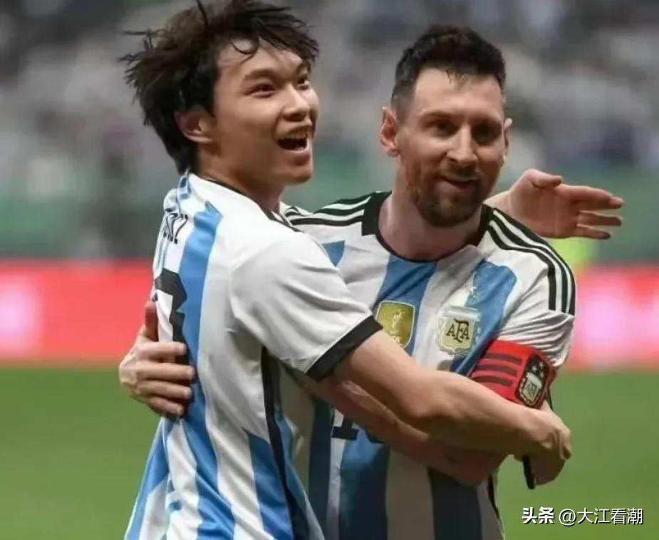 拥抱梅西小伙子全场尖叫,拥抱梅西的18岁球迷全过程