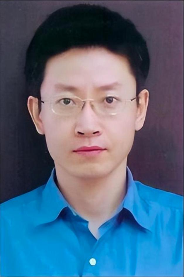 赴美留学博士,用一张砂纸骗走11亿科研经费,让中国芯片停滞13年