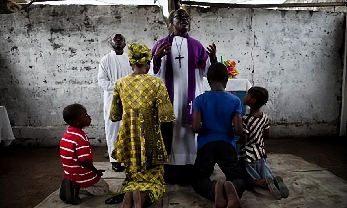 2016年,那个被白人美女喂水喝的2岁非洲小男孩,后来怎么样了?