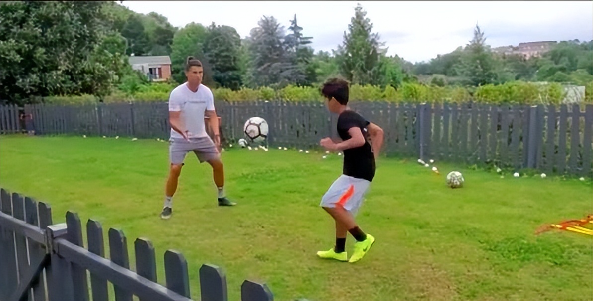 c罗12岁的时候,c罗12岁才踢球吗