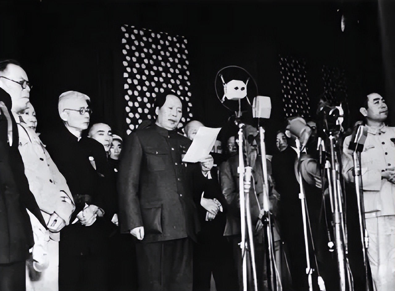 毛主席新画像挂上*安门天**，群众却提出修改意见，中央如何回应？