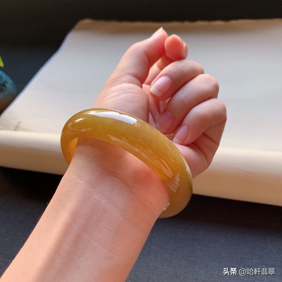 估价150万的黄翡手镯，长什么样子，它凭什么这么贵？