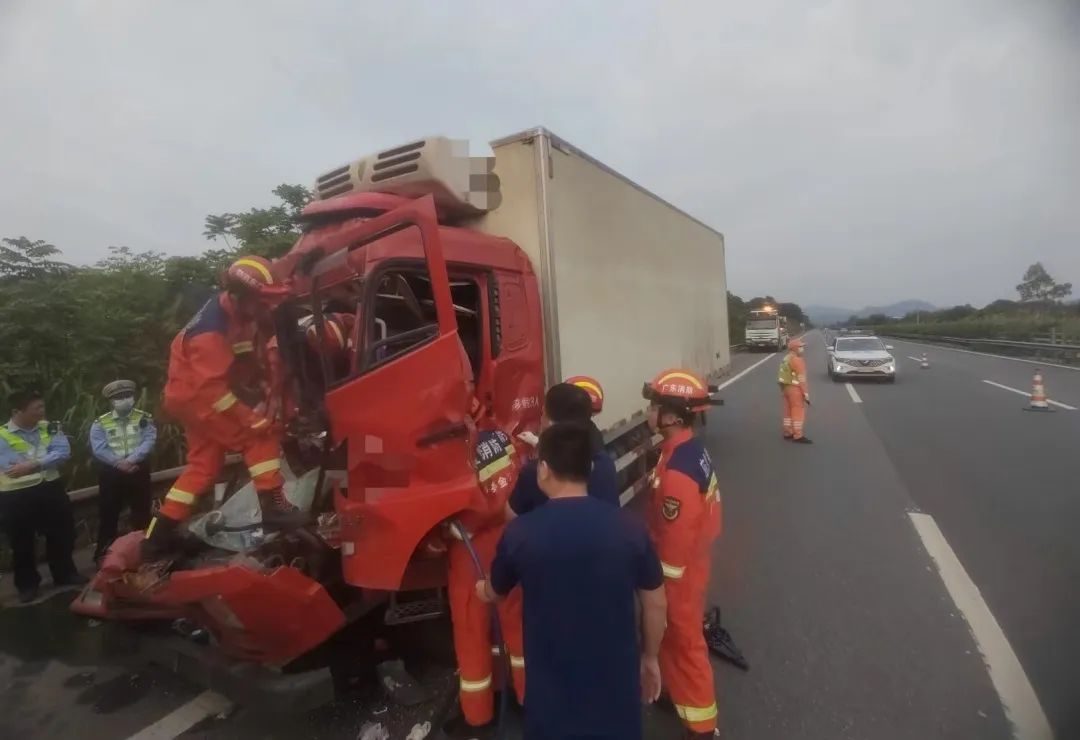 高速上越野车追尾后连续翻滚,高速路最严重的追尾事故