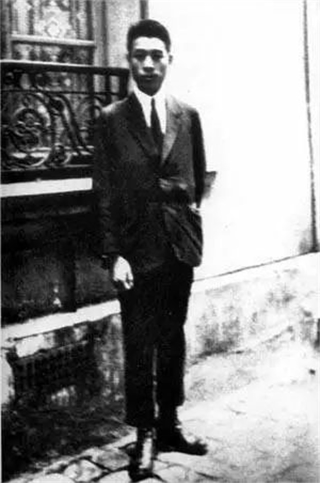 76年总理逝世，谁致悼词引争议，*剑英叶**拍板：论资历只有一人合适