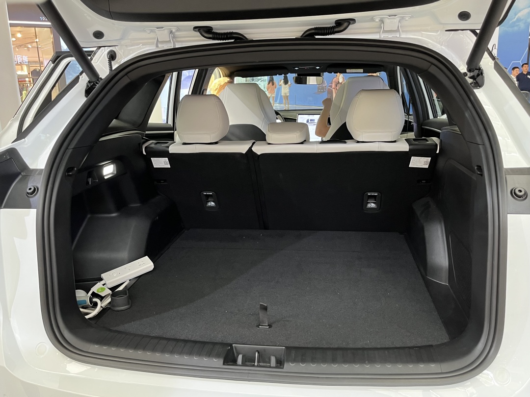 吉利银河l7全新suv棕灰,银河l7宋plusdmi数据对比