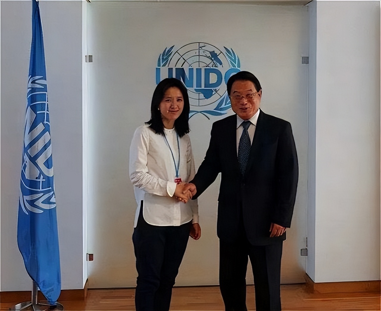 摩拜单车创始人胡玮炜卖了多少钱,ofo共享单车的创始人戴威