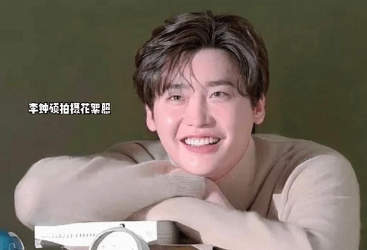 李钟硕的双眼皮长大变单眼皮,韩星李钟硕近照曝光