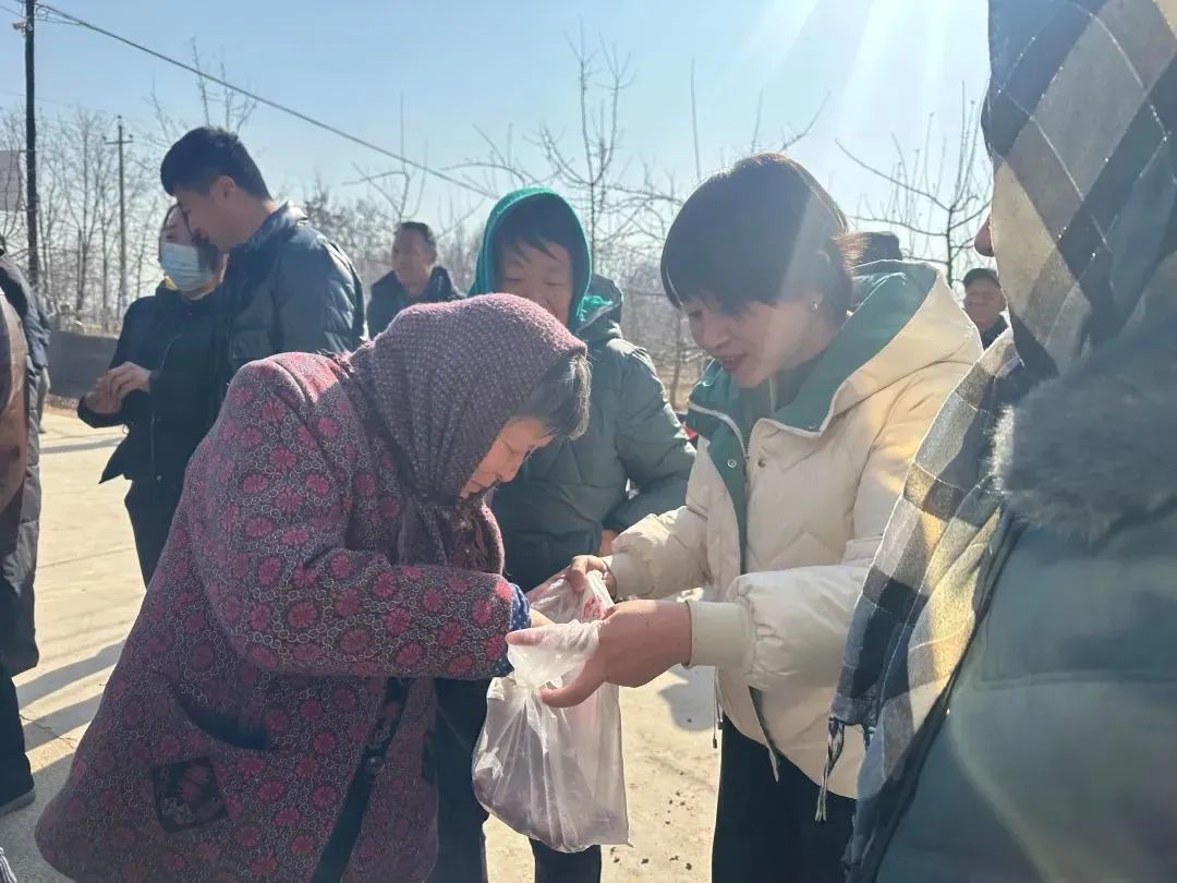 我县多形式开展“组织送暖、*党**员送福”志愿服务活动