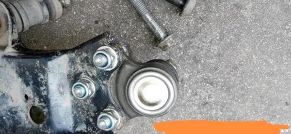 下摆臂胶套坏了是什么响声,后轮下摆臂胶套坏了的表现
