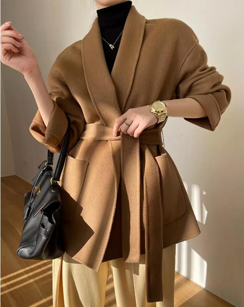 棕色呢子大衣里面配什么颜色打底,摩卡棕色牛角扣大衣怎么搭配裤子