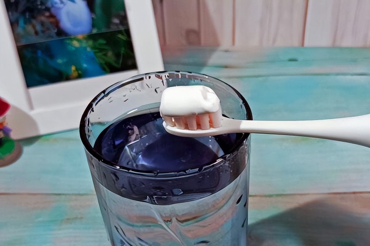 怎样使用电动牙刷是正确方法,正确使用电动牙刷的方式