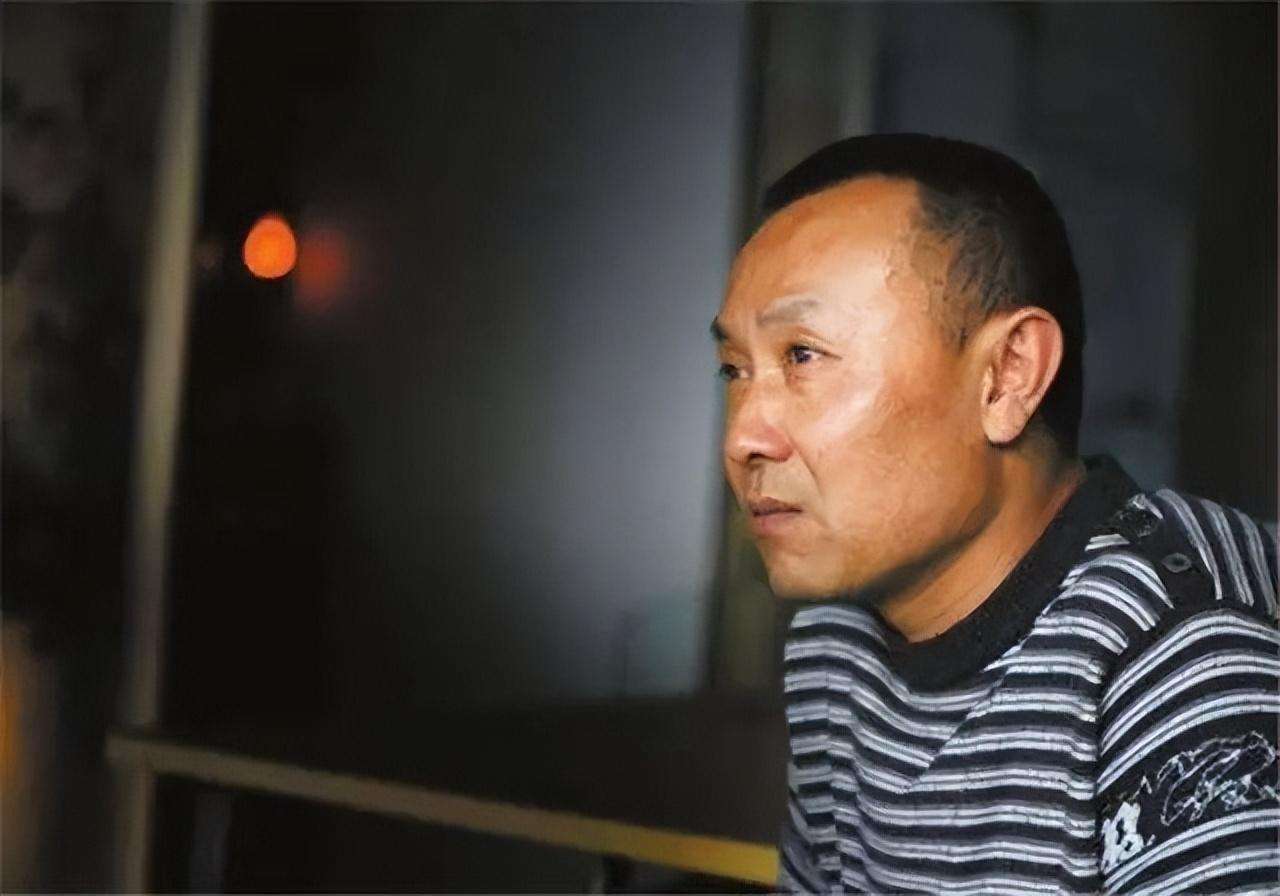 08年背亡妻回家感动国人,骑摩托车背亡妻回家的吴加芳