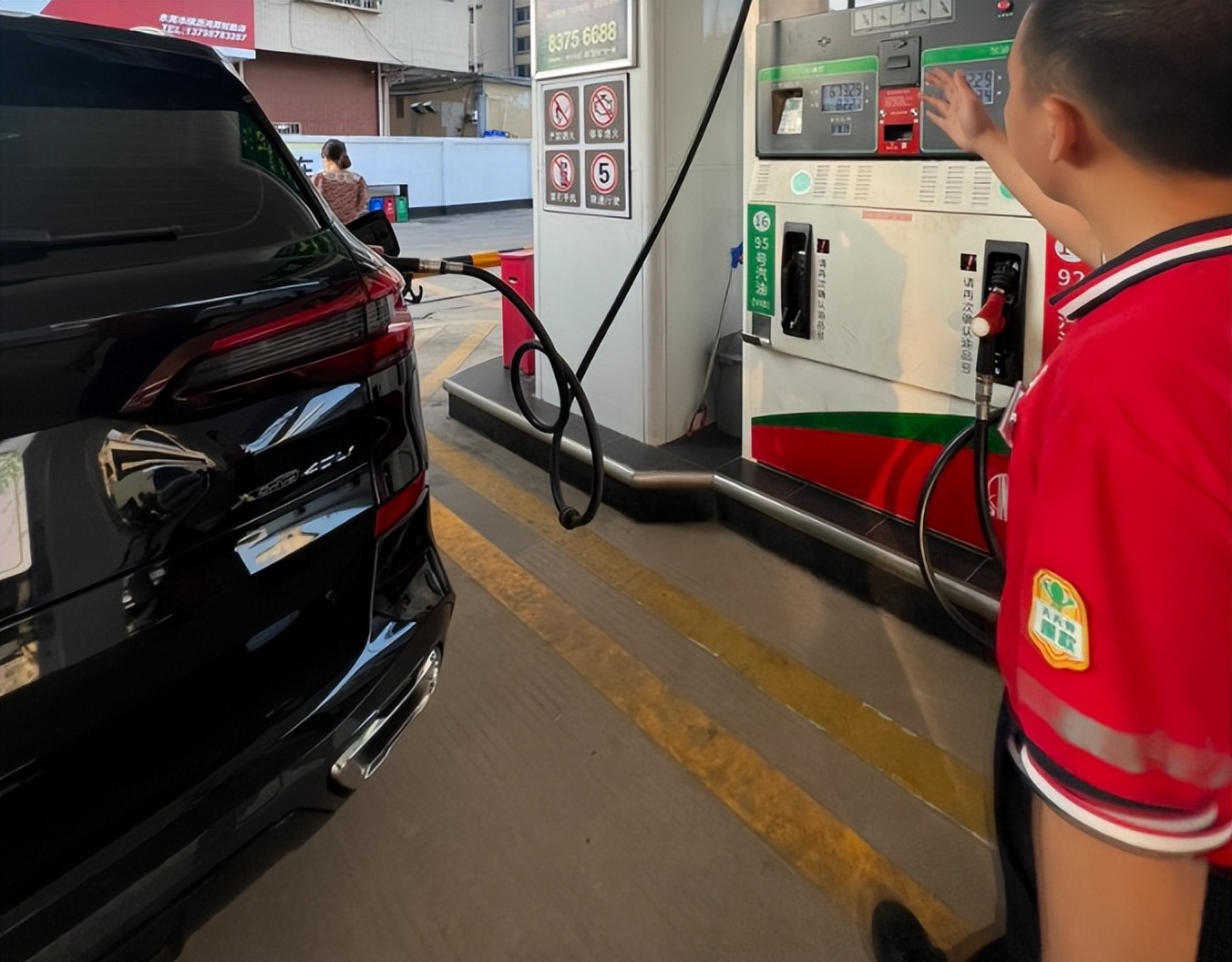 花八十万买四缸宝马x5值得吗,宝马x5加了6.5升油不在最高位