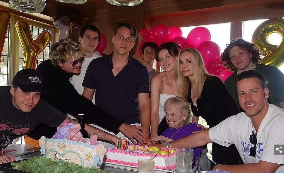 贝嫂承认与儿媳冷战不和,贝嫂跟婆婆闹翻事件视频