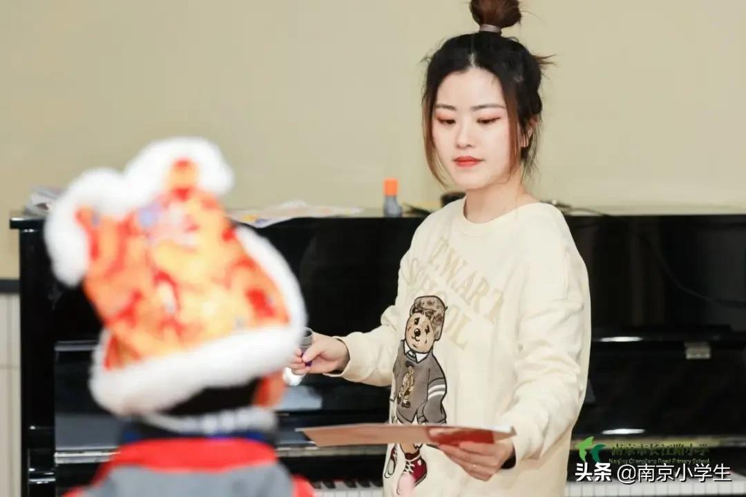 南京市长江路小学一年级开展“畅畅笑笑”乐评园活动