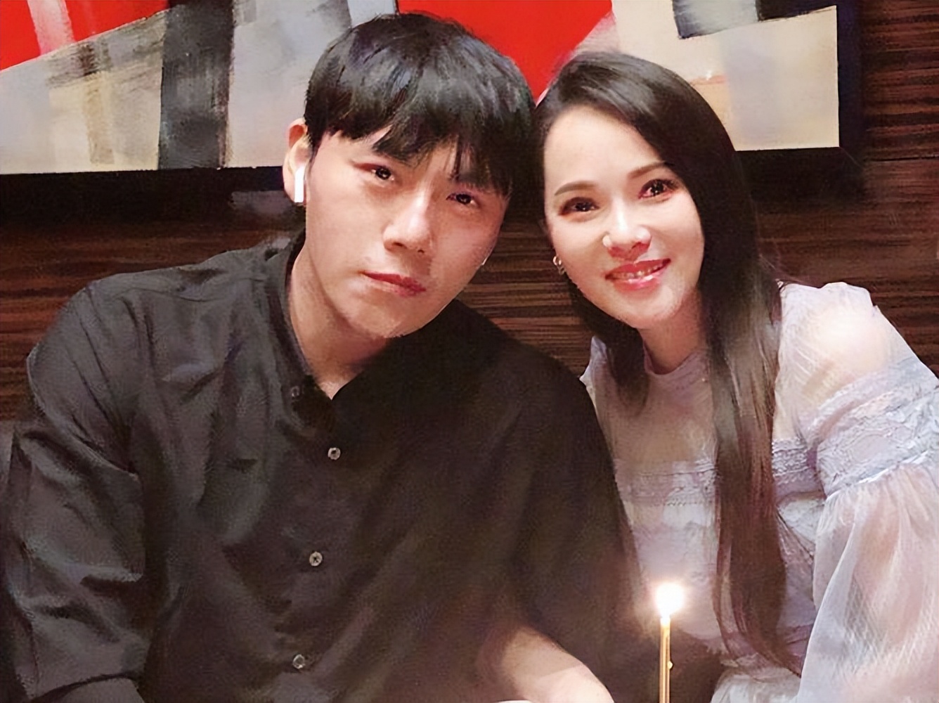 才女伊能静，童年坎坷：被父抛弃、“狗链”栓脖又被逼吃“狗粮”