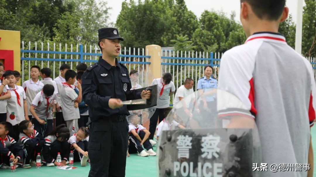跟着警察去抓酒驾,跟着警察叔叔去出警