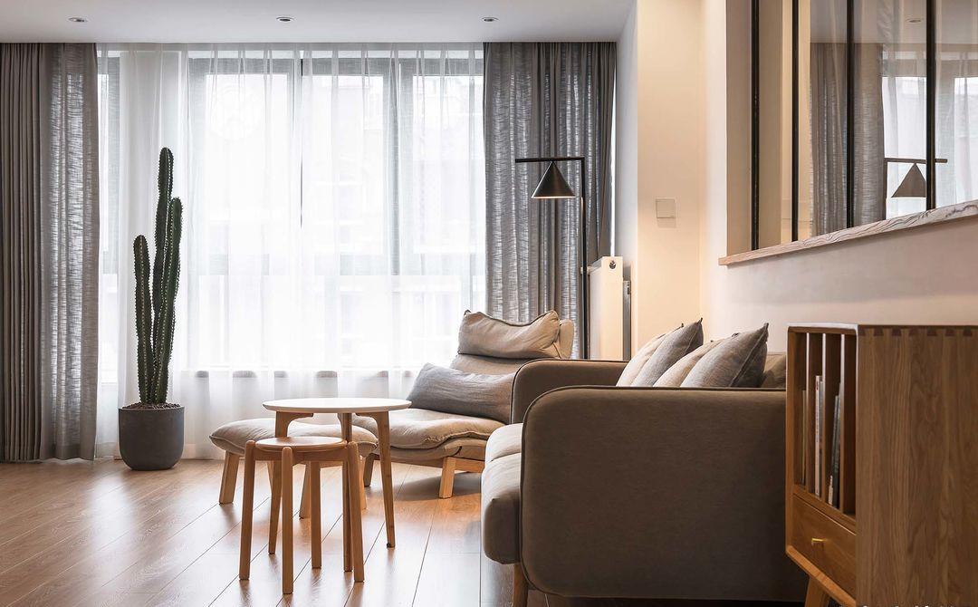 她在沙发后面“掏洞”造窗，完工后发现太明智了，全屋温暖又自然