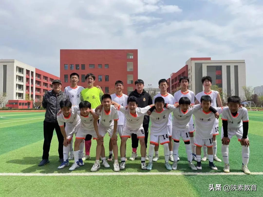 绿茵逐梦足够精彩海报,绿茵逐梦