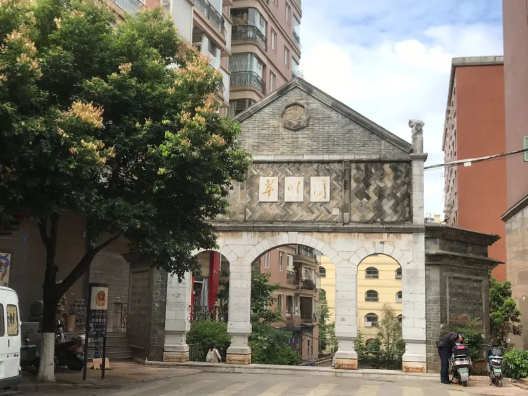 昆明翠湖春晓的那块石碑照片,翠湖牌坊