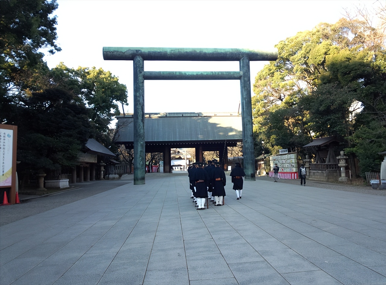 火烧靖国神社中三观正的日本小伙,中国小伙火烧日本靖国寺
