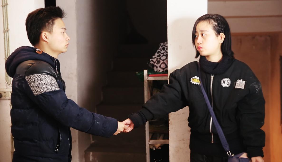 妻子出轨被捉住现行案例,已婚妇女跟年轻男子偷情被抓