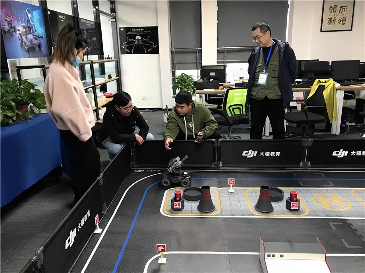 大疆无人机机甲大师青少年俱乐部,大疆推出教育机器人机甲大师s1