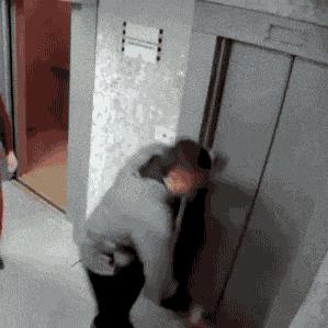 “是小蛇出了轨，还是青蛙劈了腿？”这是现实版的美杜莎？哈哈