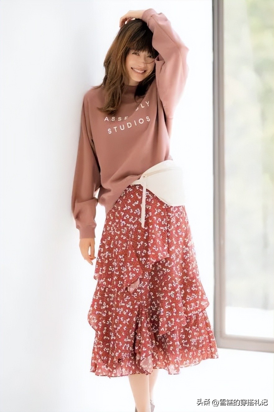 卫衣半裙春日巨火穿搭,卫衣半裙早秋这样穿时髦又简单