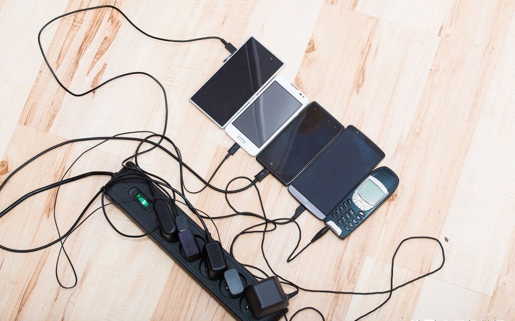 现在手机电池一定要充满才能拔吗,手机充满了不拔对电池有影响吗