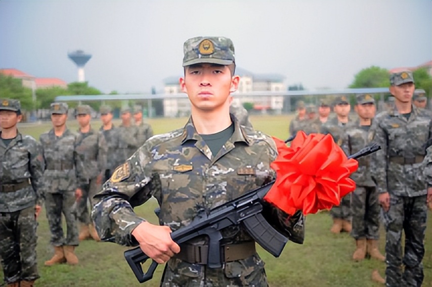 刚刚进队伍的新兵发武器吗,刚入伍的都配发什么枪