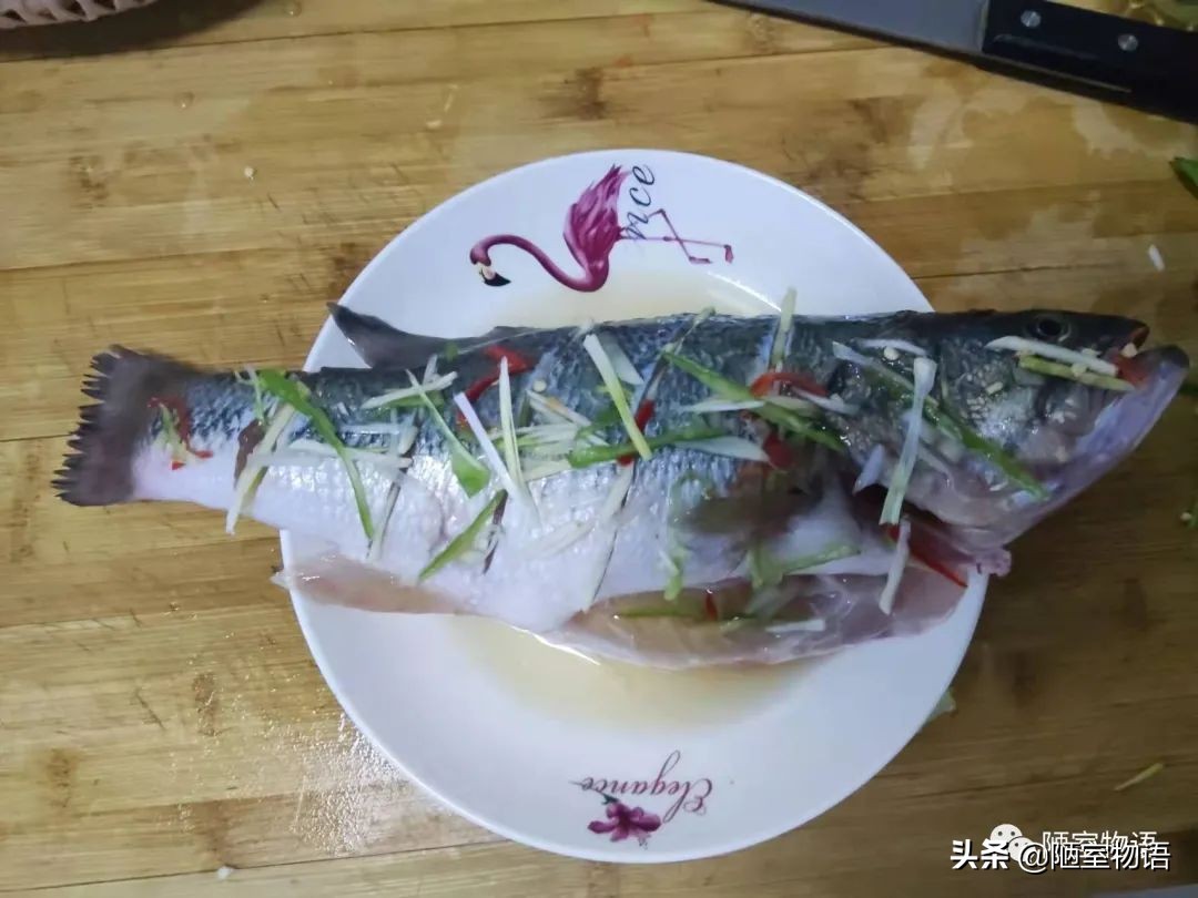 清蒸鱼怎么做好吃还很简单,清蒸鱼怎么做才好吃快来看看吧