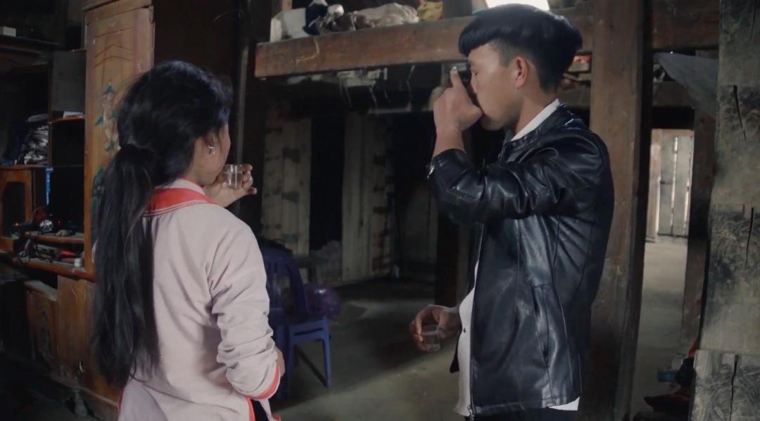 一场赤裸裸的性*力暴**，旁人却都在拍手叫好